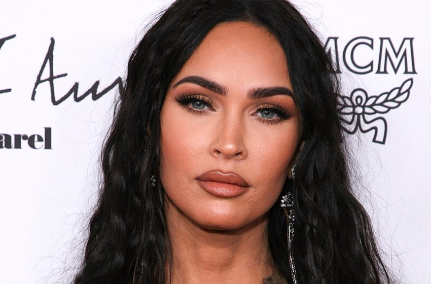  Sehr sinnlich: Megan Fox wurde in einem nassen weißen Kleid am Strand fotografiert