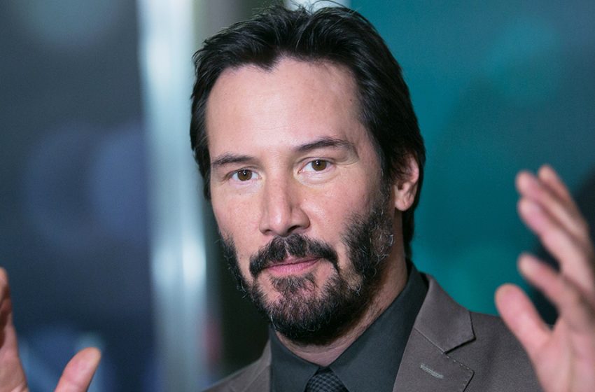  Und ist es ein Superstar? Der einem Obdachlosen ähnelte Keanu Reeves wurde auf Asphalt sitzend gefunden