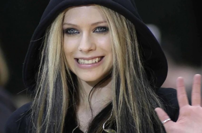  Verändert sie sich überhaupt? Auf den neuen Fotos sieht die 38-jährige Avril Lavigne fast genauso aus wie vor 20 Jahren
