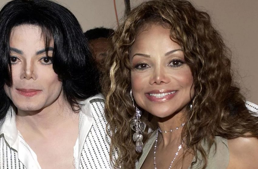  Die 67-jährige Schwester von Jackson La Toya hat sich nach einer plastischen Operation in ein genaues Abbild des Sängers verwandelt