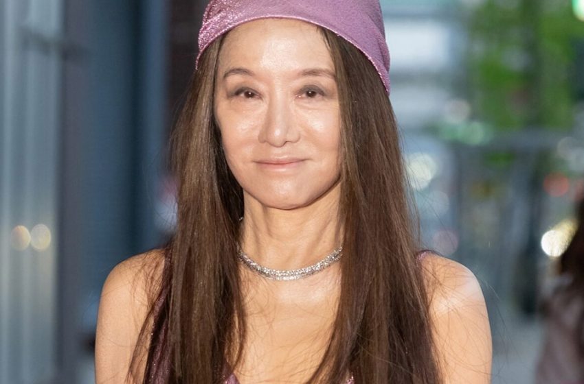  Das kann nicht sein! Der 74-jährige Designer hat ihre schlanken Beine in einem Minirock gezeigt