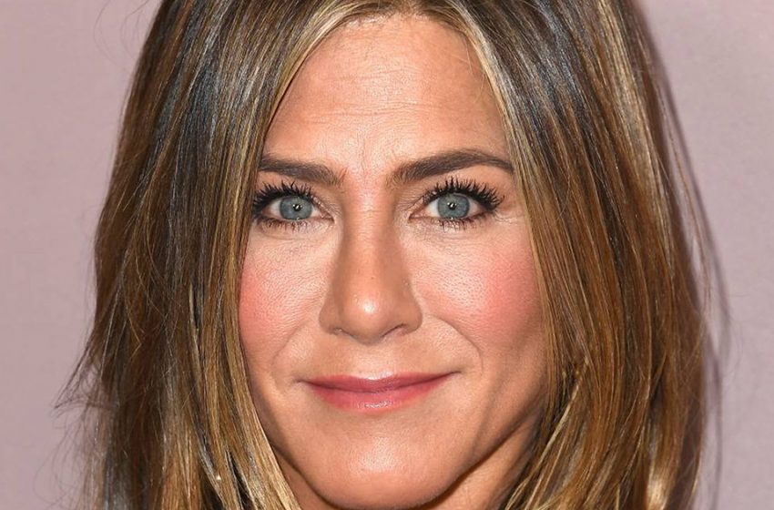  “Ewig jung und sehr süß”: Jennifer Aniston im schwarzen Dessous und übergroßem Blazer sorgt für Furore