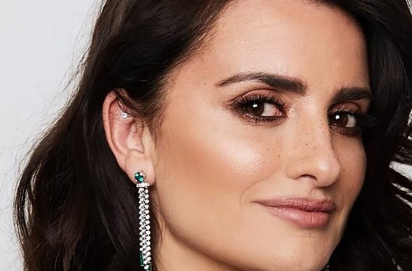  Besser aussehen als 20-Jährige mit 50: Penelope Cruz in perfektem langen Rock und goldenem Make-up in Paris