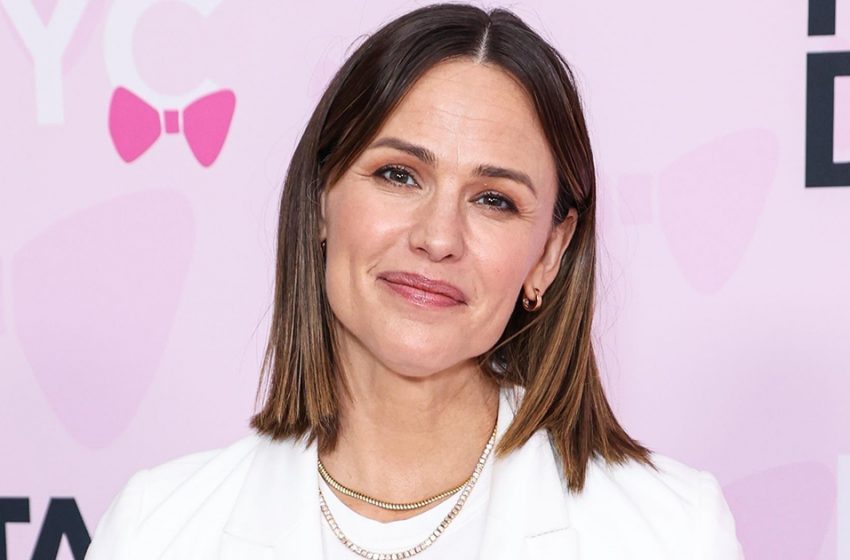  “Von Aschenputtel zur Prinzessin”: Jennifer Garner eroberte die Straßen von New York in luxuriösen roten Culottes – so hat man sie lange nicht gesehen