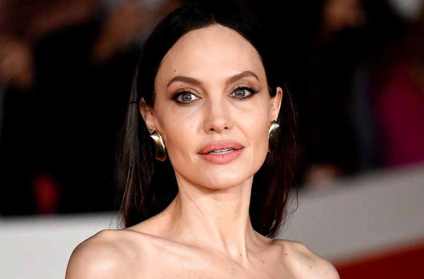  Sie sieht überhaupt nicht wie die Göttin des Olymps aus”: Die düstere Angelina Jolie wurde auf einer privaten Yacht in Griechenland gesichtet