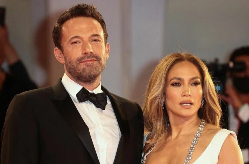  Roségold für einen Star : Die 54-jährige J. Lo in einem halbnackten Kleid brachte Ben Affleck zum Staunen