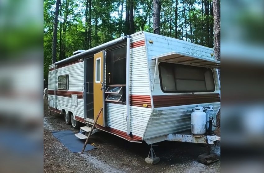  Eine freundliche Person schenkte einer obdachlosen Frau einen alten Wohnwagen. Sie verwandelte ihn in ein gemütliches kleines Zuhause im Wald