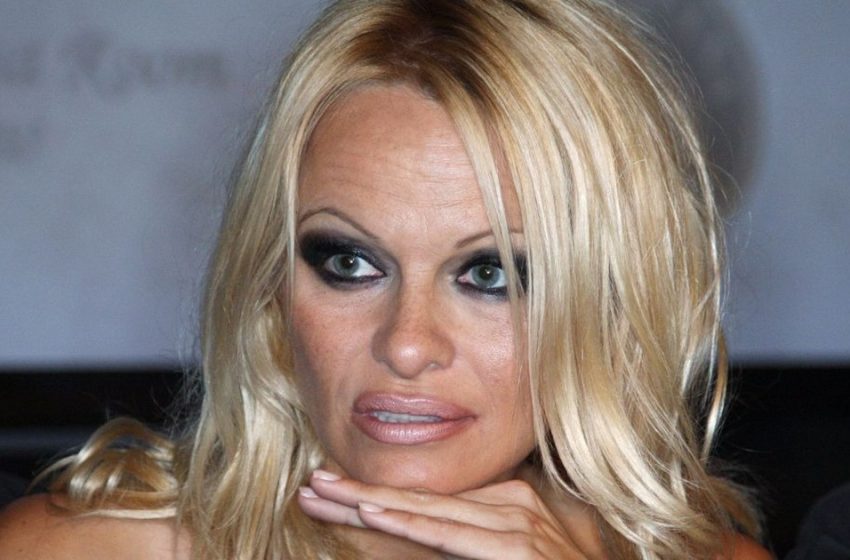  Umwerfender Look in einem langen weißen Kleid : Die 56-jährige Pamela Anderson begeisterte ihre Fans mit ihren neuesten Fotos