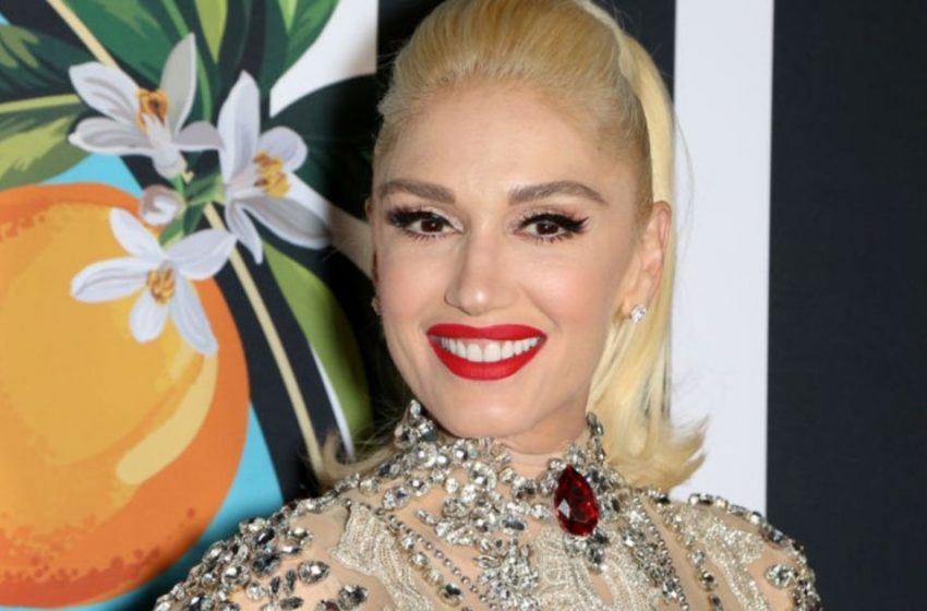  Der Star präsentierte ihre beneidenswerten Beine in Netzstrümpfen: Gwen Stefani trug ein pinkfarbenes Minikleid und passende Stiefel