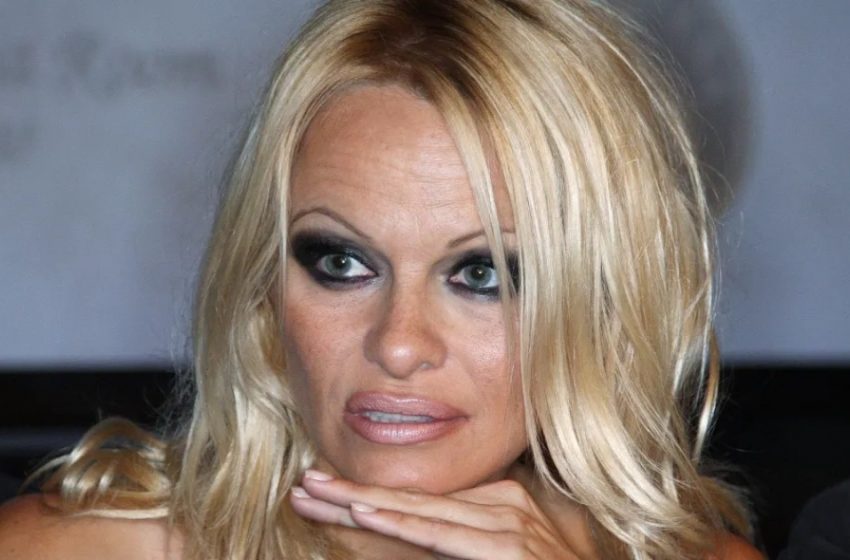  Der natürliche Look des Stars hat die Fans verblüfft: Die 56-jährige Pamela Anderson teilte neue Fotos in einem langen weißen Kleid