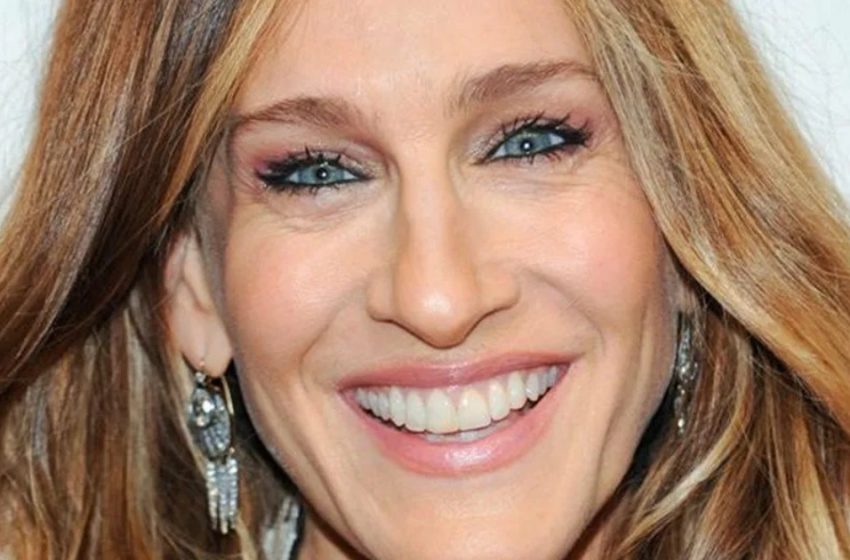  Sah so umwerfend aus : Sarah Jessica Parker erschien in einem schwarzen Kleid und passenden Schuhen