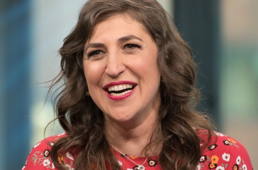  Mayim Bialik wurde wegen ihrer großen Nase und ihres spitzen Kinns verspottet: Ihr Partner findet sie wunderschön und macht sie glücklich