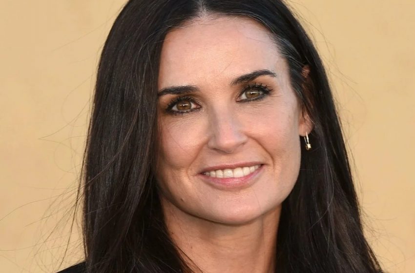  Sie hat einen Körper einer Göttin : Demi Moore teilte Fotos im Badeanzug unter einem Wasserfall