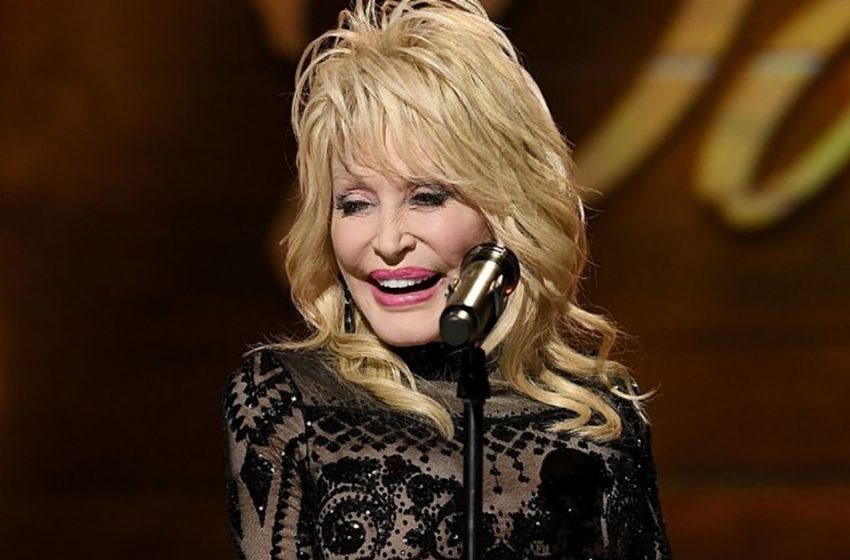  Sieht aus wie 30 Jahre jünger : Dolly Parton, 77 Jahre alt, stiehlt die Show in einem gewagten blauen Cheerleader-Outfit zum größten Vergnügen ihrer Fans