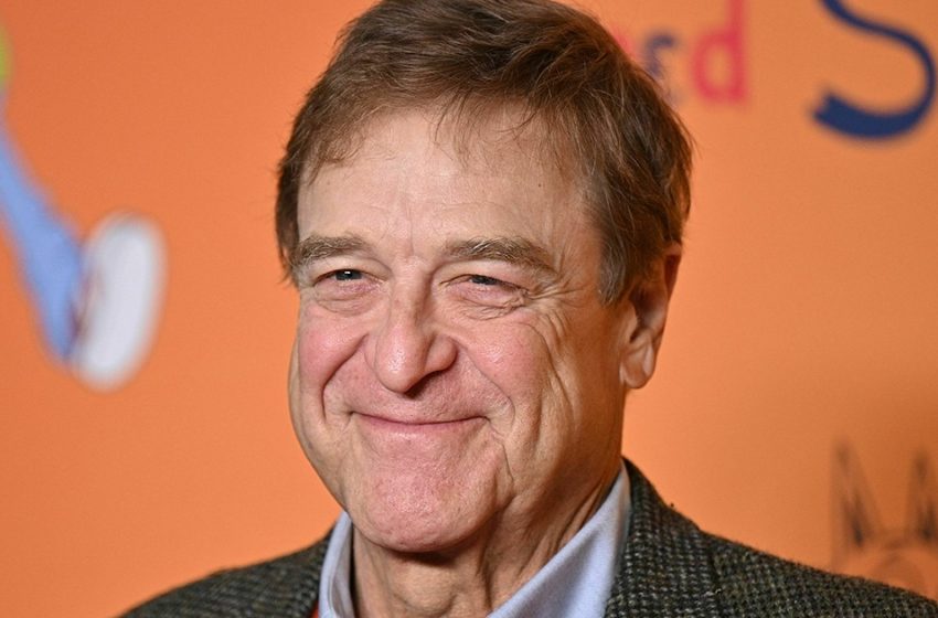  John Goodman hat sich entschieden, seine Tochter fernab vom Showgeschäft aufzuziehen. Mit 71 Jahren ist er nüchtern und hat 90 Kilo abgenommen