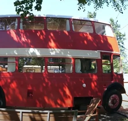  Sieht beeindruckend aus : Ein Mann kaufte einen alten Doppeldecker-Bus und baute ihn in ein unterhaltsames kleines Zuhause um