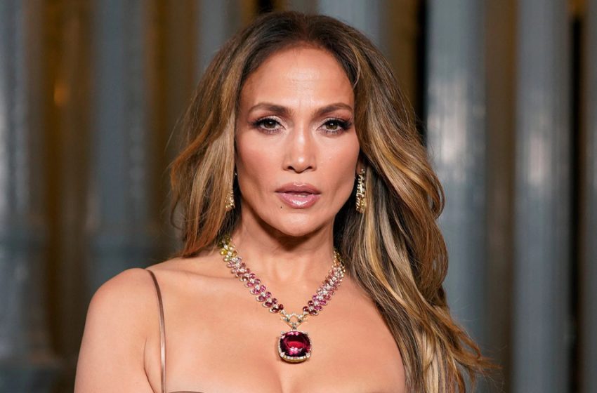  Ein Kleid “das normale Leute nicht wagen würden zu tragen”: Jennifer Lopez zog auf dem roten Teppich die Aufmerksamkeit aller auf sich!