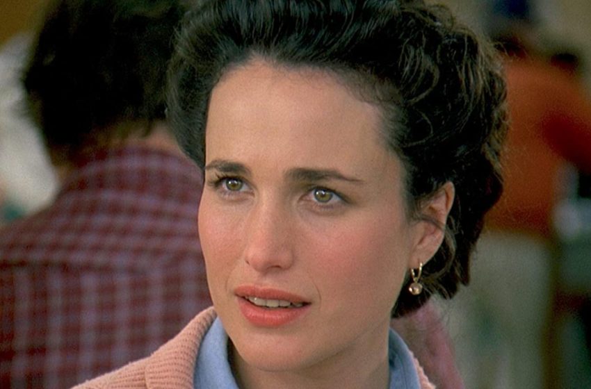  “Sie ist in jedem Alter stilvoll”: Die 65-jährige Andie MacDowell begeisterte alle mit ihrem atemberaubenden langen Kleid!