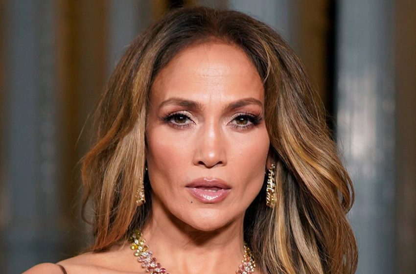  “In einem aufschlussreichen Kleid mit herzförmigem Ausschnitt am Bauch”: Jennifer Lopez’ jüngster öffentlicher Auftritt in einem provokativen Outfit sorgte im Netz für viel Aufsehen!