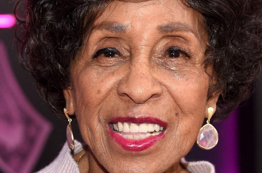  Die Hauptdarstellerin von “Die Jeffersons” trotzt dem Alter: Marla Gibbs erschien in einem funkelnden schwarzen Samtkleid!