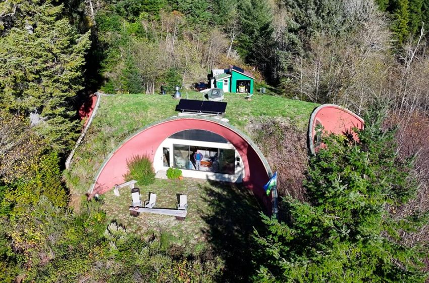 Das Paar konnte keinen Bankkredit für ihr Traumhaus im modernen Hobbit-Stil bekommen: Also haben sie es selbst gebaut!