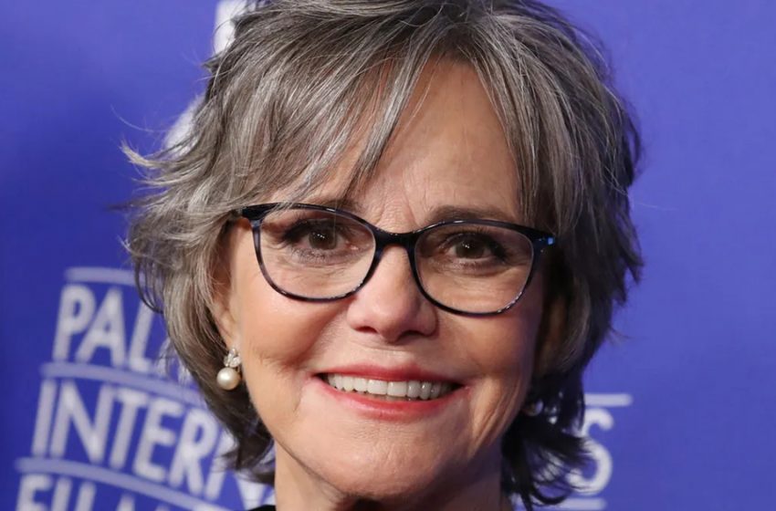  “Sie hat noch nie eine Schönheitsoperation gehabt und hat sich immer gegen Altersdiskriminierung eingesetzt”: Wie sieht die 76-jährige Sally Field jetzt aus?