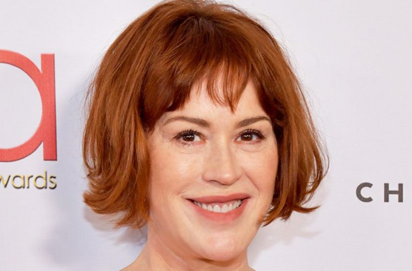  “Die Schönheit ist überhaupt nicht gealtert”: Die 55-jährige Molly Ringwald hat alle in ihrem grünen Outfit im neuen Werbeplakat überrascht!