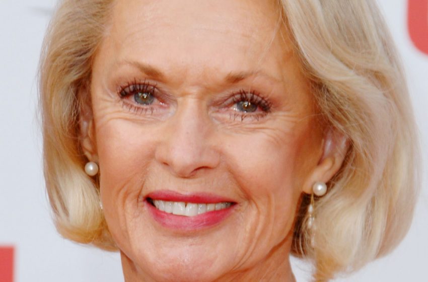  Tippi Hedren beeindruckt Fans mit ihrem Aussehen: Die 94-jährige Star rockte ein rosa Outfit und mit Konfetti bedeckte Partybrillen!