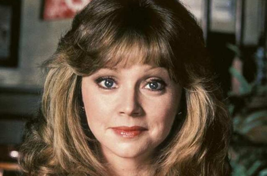  Die Star von “Cheers” ist bereits 74: Shelley Long wurde dabei erwischt, wie sie in der Nähe ihres Hauses mit ihrem Hund spazieren ging!