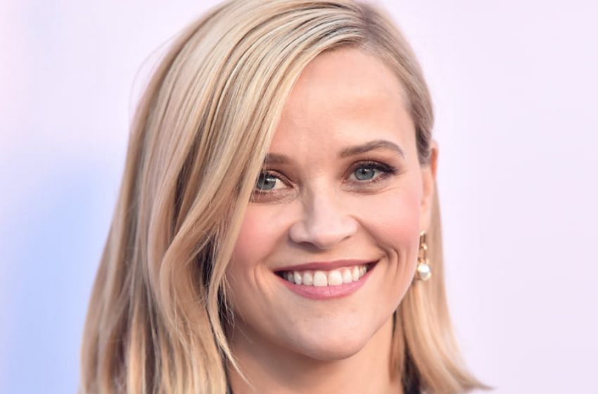  “In einem Schulmädchenkleid”: Die 47-jährige Reese Witherspoon begeisterte die Gäste der Pariser Fashion Week mit ihren schlanken Beinen!