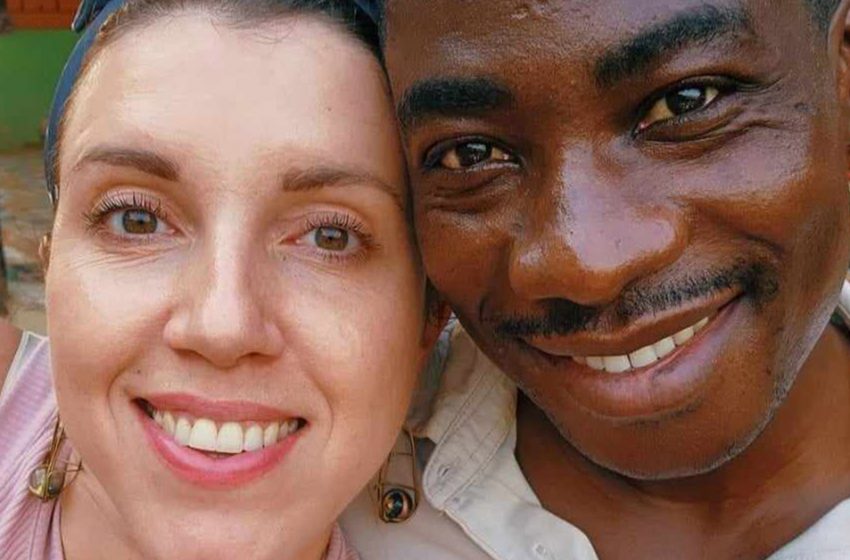  Das Mädchen lebt seit 12 Jahren im afrikanischen Hinterland: Das hellhäutige Mädchen zeigte ihre und die vier Erben des Ghanaers Frank!