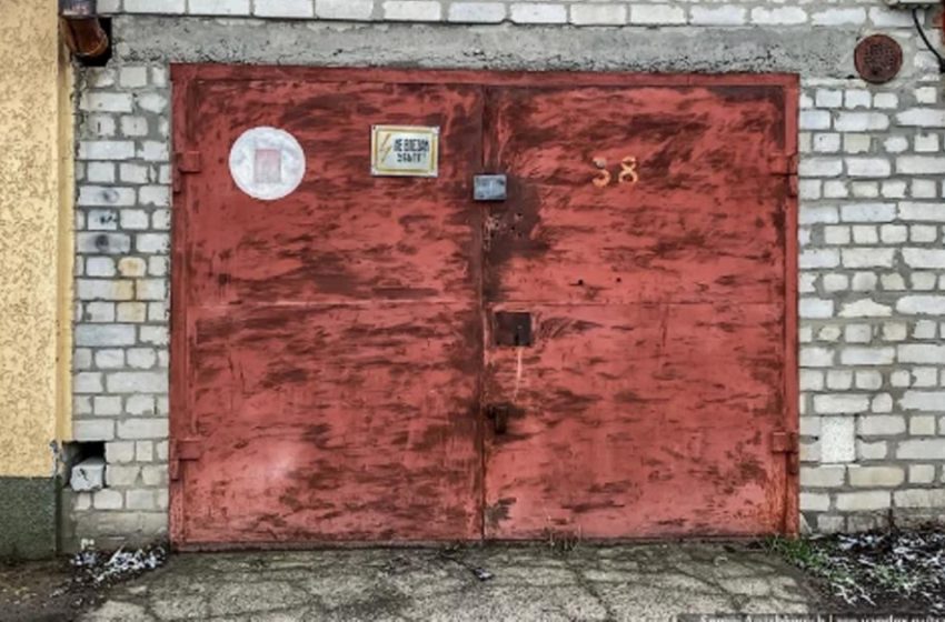  Der Junge lebt in einer Garage: Die Garage sieht aus wie ein echtes Haus mit allen Annehmlichkeiten!