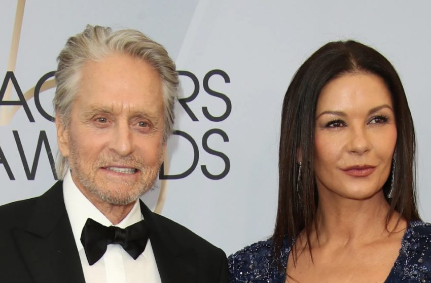  Einige Archivfotos des Stars: Katherine Zeta-Jones teilte “Kuss”-Fotos mit dem 79-jährigen Michael Douglas!