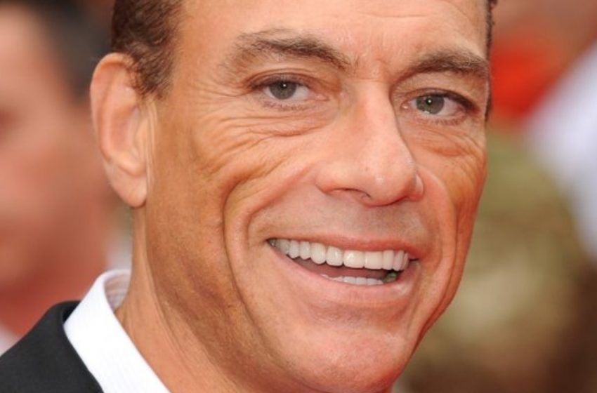  “Crazy Fotos des Schauspielers”: Jean-Claude Van Damme überraschte Fans mit Fotos in einem flirty Bademantel!