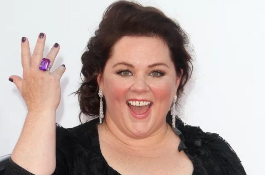  “Präsentierte ihre atemberaubende Figur in einem engen Jumpsuit”: 53-jährige Melissa McCarthy teilte neue Fotos nach Gewichtsverlust!