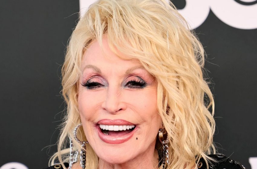  78-jährige Dolly Parton im hoch geschlitzten “Zebra”-Outfit: Das provokante Outfit des Stars sorgte im Netz für viel Aufsehen!