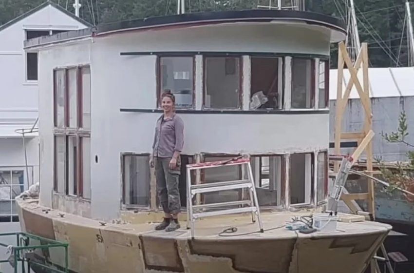  “Unglaubliche Verwandlung eines altersschwachen Hausbootes in ein luxuriöses modernes Zuhause”: Das Paar hat sein Traumhaus auf dem Wasser gebaut!