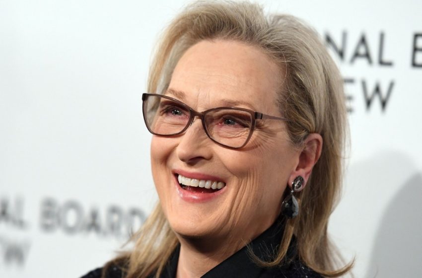  “In einem luxuriösen burgunderfarbenen Kleid, verziert mit Kristallen”: Die 74-jährige Meryl Streep erfreute ihre Fans mit ihrem schicken Erscheinungsbild!