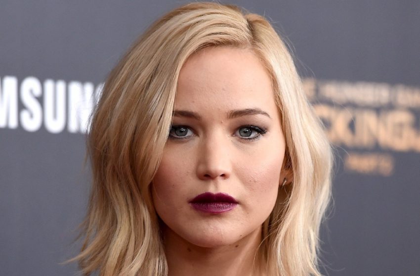  “Der aktuelle gewagte Look des Stars”: Jennifer Lawrence erschien bei der Pariser Modewoche in einem grauen Anzug mit einem extrem tiefen Ausschnitt!