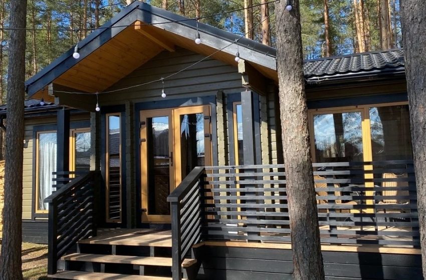  Die Kinder haben ihren Eltern ein Landhaus im Wald gebaut: Wie sieht es drinnen aus?