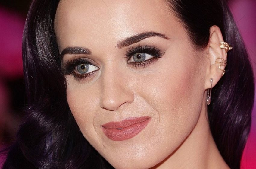  Die neueste Aktualisierung der Sängerin nach einigen “Schwangerschafts”-Gerüchten: Katy Perry hat neue Aufnahmen in einem eng anliegenden Kleid gepostet!