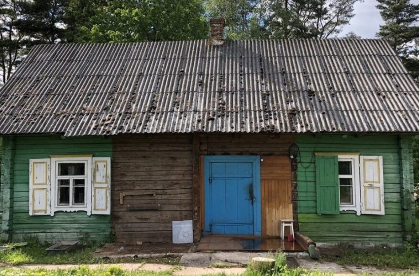  Wenn man über super geschickte Hände und eine wundervolle Vorstellungskraft verfügt: Eine Frau verwandelte ihr ländliches Haus in ein echtes Märchenhaus!