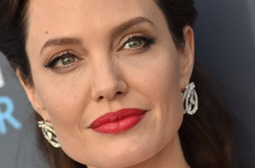  “Verblüffende Ähnlichkeit von ‘Mutter und Tochter'”: Angelina Jolie teilte ein seltenes Archivfoto mit ihrer Mutter 15 Jahre nach deren Tod!