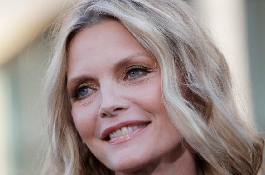  “Sieht mit 65 unglaublich jung aus”: Michelle Pfeiffer überraschte Fans mit ihrem “ehrlichen” Foto im Auto!