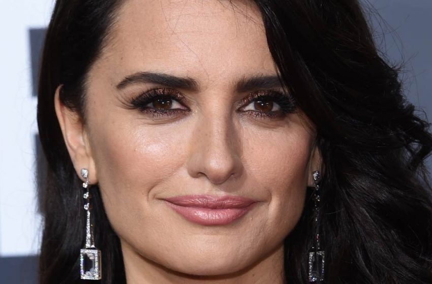  “Ein neues pikantes Fotoshooting der 49-jährigen Schauspielerin”: Penelope Cruz posierte in einem Korsett mit einem tiefen Ausschnitt für ein Glanzfoto!