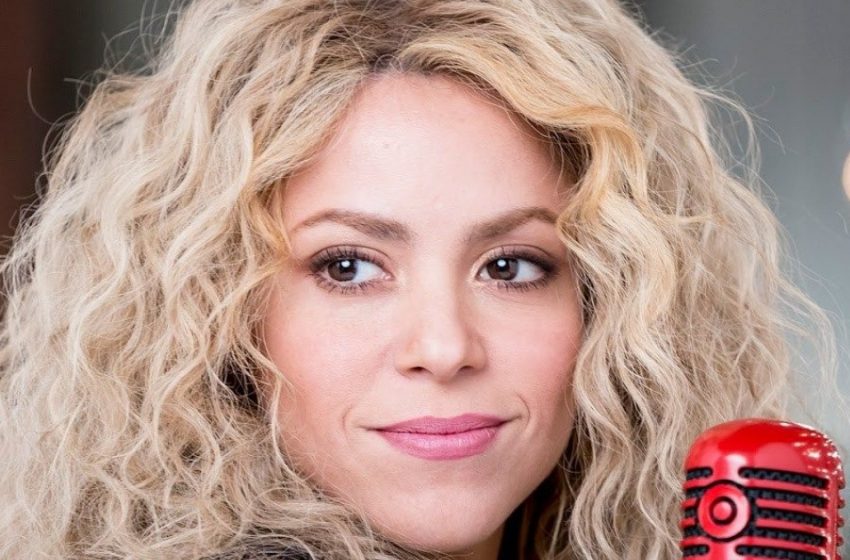  “Sie sieht aus wie ein junges Mädchen”: Shakira spielte in einem spontanen Fotoshooting mit dem Star der Serie “Emily in Paris” mit!