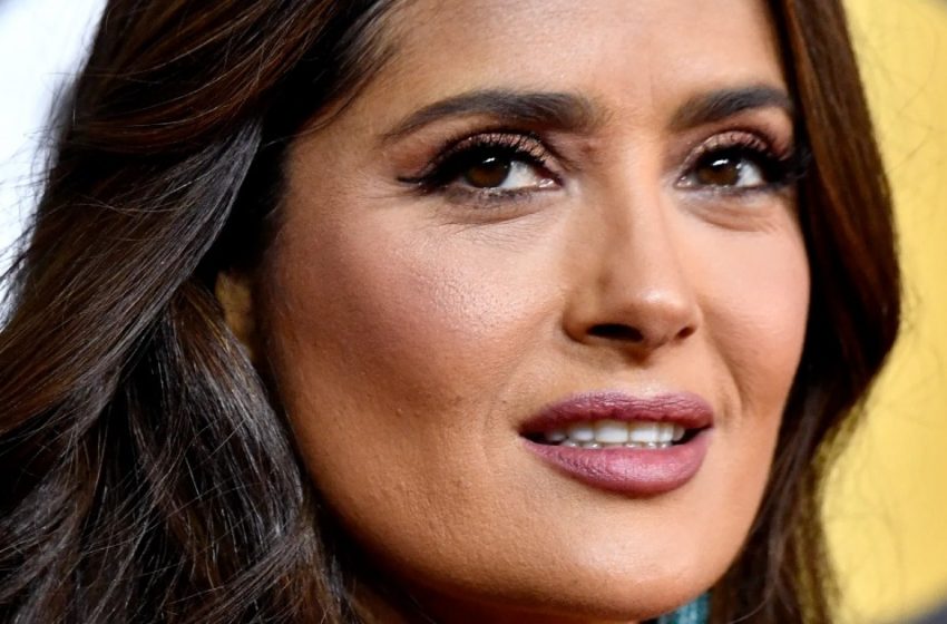  “Sie ist eine Ikone des Fitness”: Die 57-jährige Salma Hayek erhielt den “erwünschten Titel”, nachdem sie pikante Fotos in einem Bikini veröffentlicht hatte!