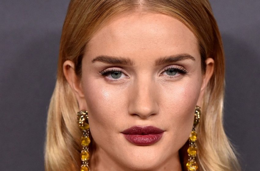  “Ihr tiefes Dekolleté ist einfach hypnotisierend”: Rosie Huntington-Whiteley zeigte ihre makellosen Kurven in rosa Seide!