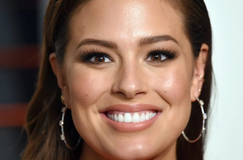  “Ihre großen Brüste fallen aus dem Bikini”: Ashley Graham teilte ein pikantes Badezimmerfoto!