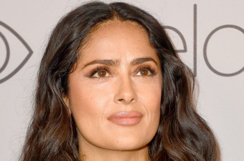  “Gerade aus dem Wasser gekommen”: Die 57-jährige Salma Hayek präsentierte ihren noch nassen Körper in einem leuchtend orangefarbenen Badeanzug!